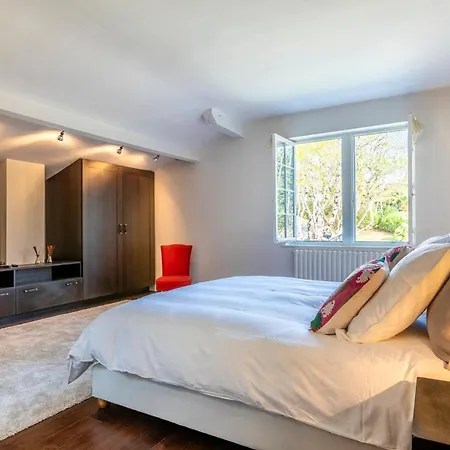 Sleeps 16 With Pool And Wifi
